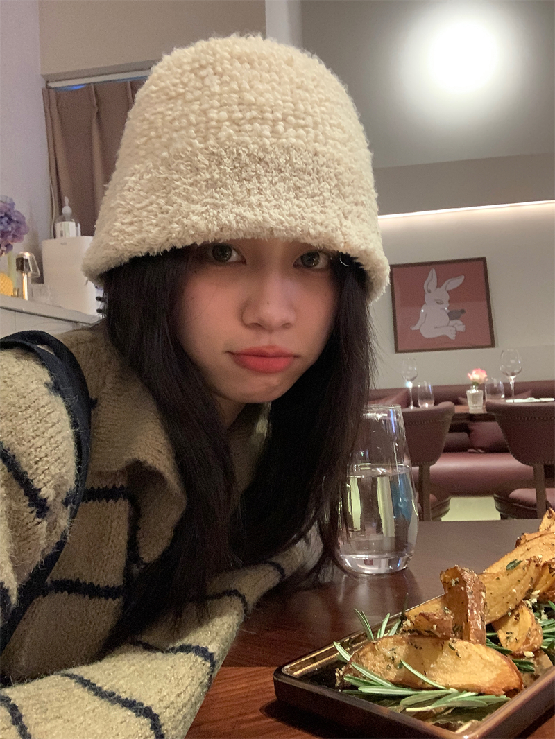 Korean-Style Minimalist Fluffy Texture Fisherman's Hat for Women – Casual and Versatile Bucket Hat Trend for Autumn and Winter Korean-Style Minimalist Fluffy Texture Fisherman's Hat for Women – Casual and Versatile Bucket Hat Trend for Autumn and Winter