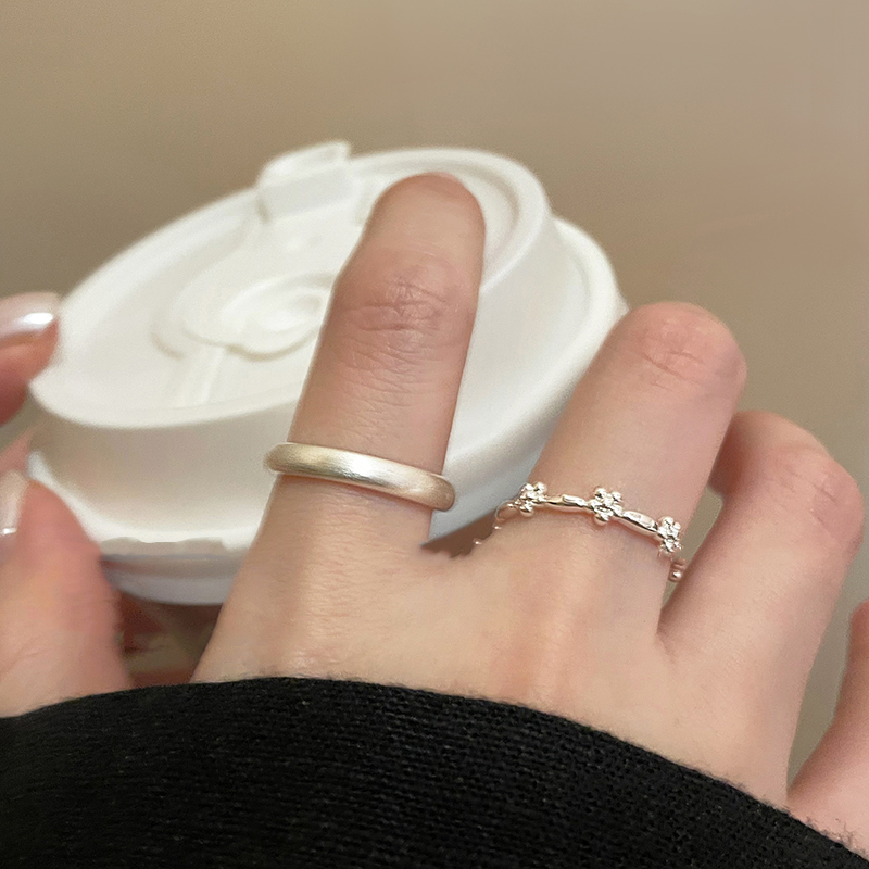 Korean-Style Minimalist Fresh Flower Ring - Versatile Brushed Plain Band for Women - 2025 Niche Design Index Finger Ring Korean-Style Minimalist Fresh Flower Ring - Versatile Brushed Plain Band for Women - 2025 Niche Design Index Finger Ring