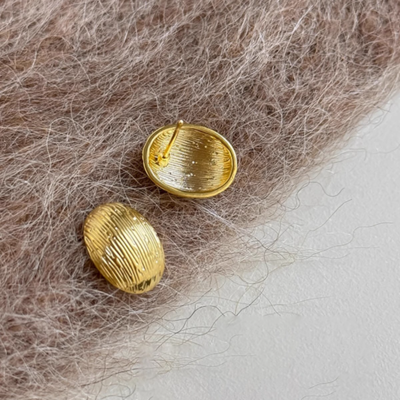 Korean-Style Minimalist Metallic Texture High-End Earrings for Women - Trendy Short Earrings with Sophisticated Vibe Korean-Style Minimalist Metallic Texture High-End Earrings for Women - Trendy Short Earrings with Sophisticated Vibe