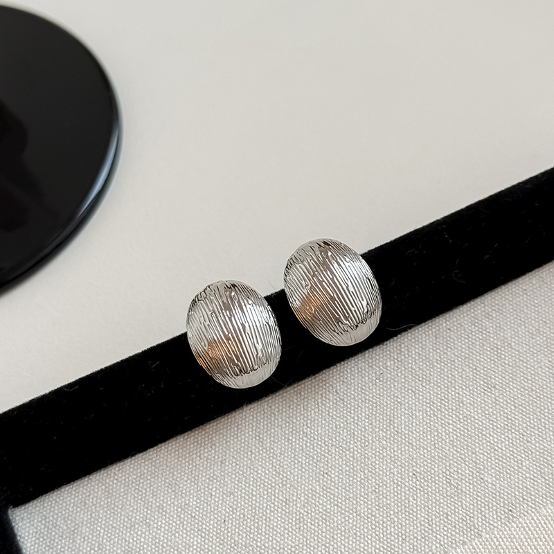 Korean-Style Minimalist Metallic Texture High-End Earrings for Women - Trendy Short Earrings with Sophisticated Vibe Korean-Style Minimalist Metallic Texture High-End Earrings for Women - Trendy Short Earrings with Sophisticated Vibe