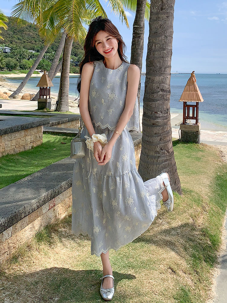 Korean Style Ribbon Embroidery Vest and Skirt Set for Women – Trendy Two-Piece Summer Outfit 2025 Korean Style Ribbon Embroidery Vest and Skirt Set for Women – Trendy Two-Piece Summer Outfit 2025
