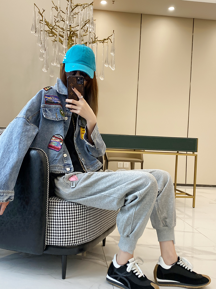 Korean Style Slim Fit Casual Sweatpants for Women with Elastic Waist and Heart-Shaped Brooch - Trendy Cuffed Design for Spring & Autumn Korean Style Slim Fit Casual Sweatpants for Women with Elastic Waist and Heart-Shaped Brooch - Trendy Cuffed Design for Spring & Autumn