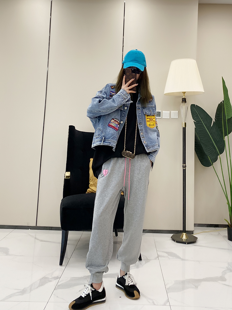 Korean Style Slim Fit Casual Sweatpants for Women with Elastic Waist and Heart-Shaped Brooch - Trendy Cuffed Design for Spring & Autumn