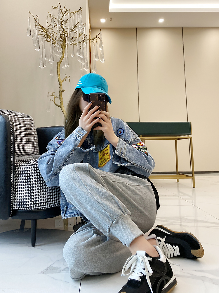 Korean Style Slim Fit Casual Sweatpants for Women with Elastic Waist and Heart-Shaped Brooch - Trendy Cuffed Design for Spring & Autumn Korean Style Slim Fit Casual Sweatpants for Women with Elastic Waist and Heart-Shaped Brooch - Trendy Cuffed Design for Spring & Autumn