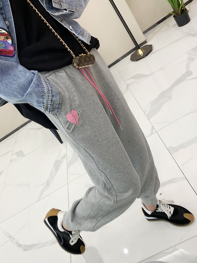 Korean Style Slim Fit Casual Sweatpants for Women with Elastic Waist and Heart-Shaped Brooch - Trendy Cuffed Design for Spring & Autumn