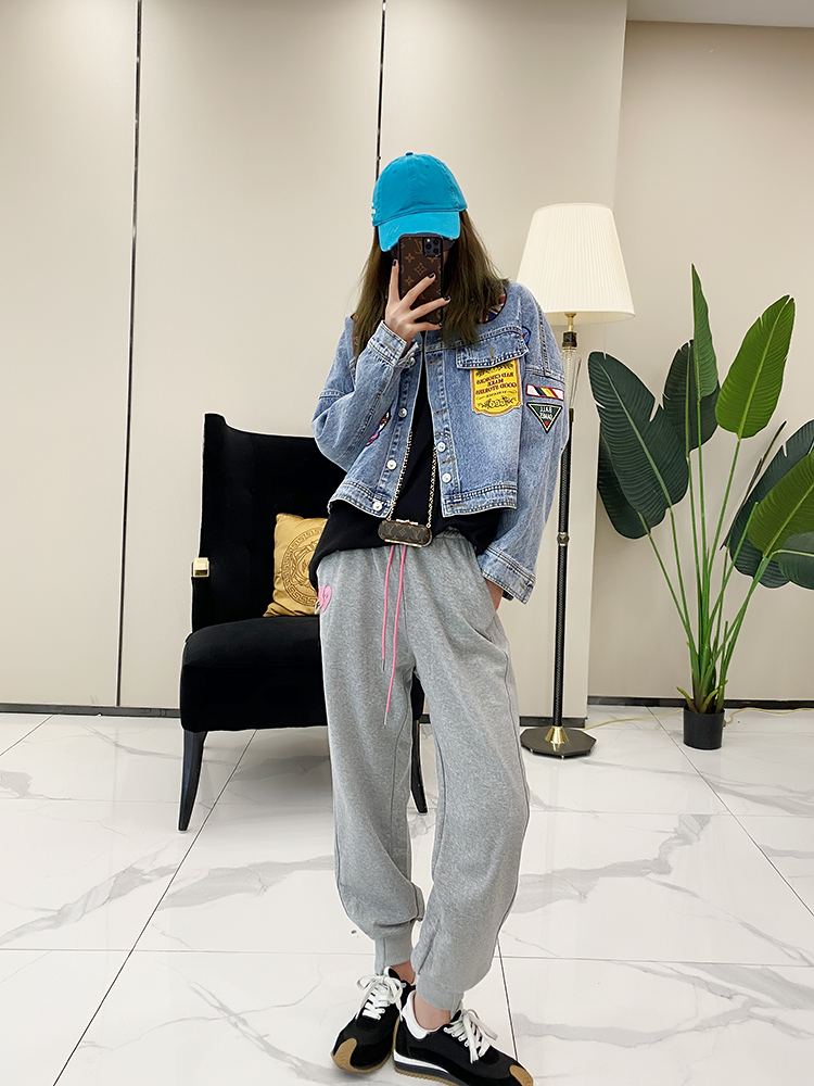 Korean Style Slim Fit Casual Sweatpants for Women with Elastic Waist and Heart-Shaped Brooch - Trendy Cuffed Design for Spring & Autumn Korean Style Slim Fit Casual Sweatpants for Women with Elastic Waist and Heart-Shaped Brooch - Trendy Cuffed Design for Spring & Autumn