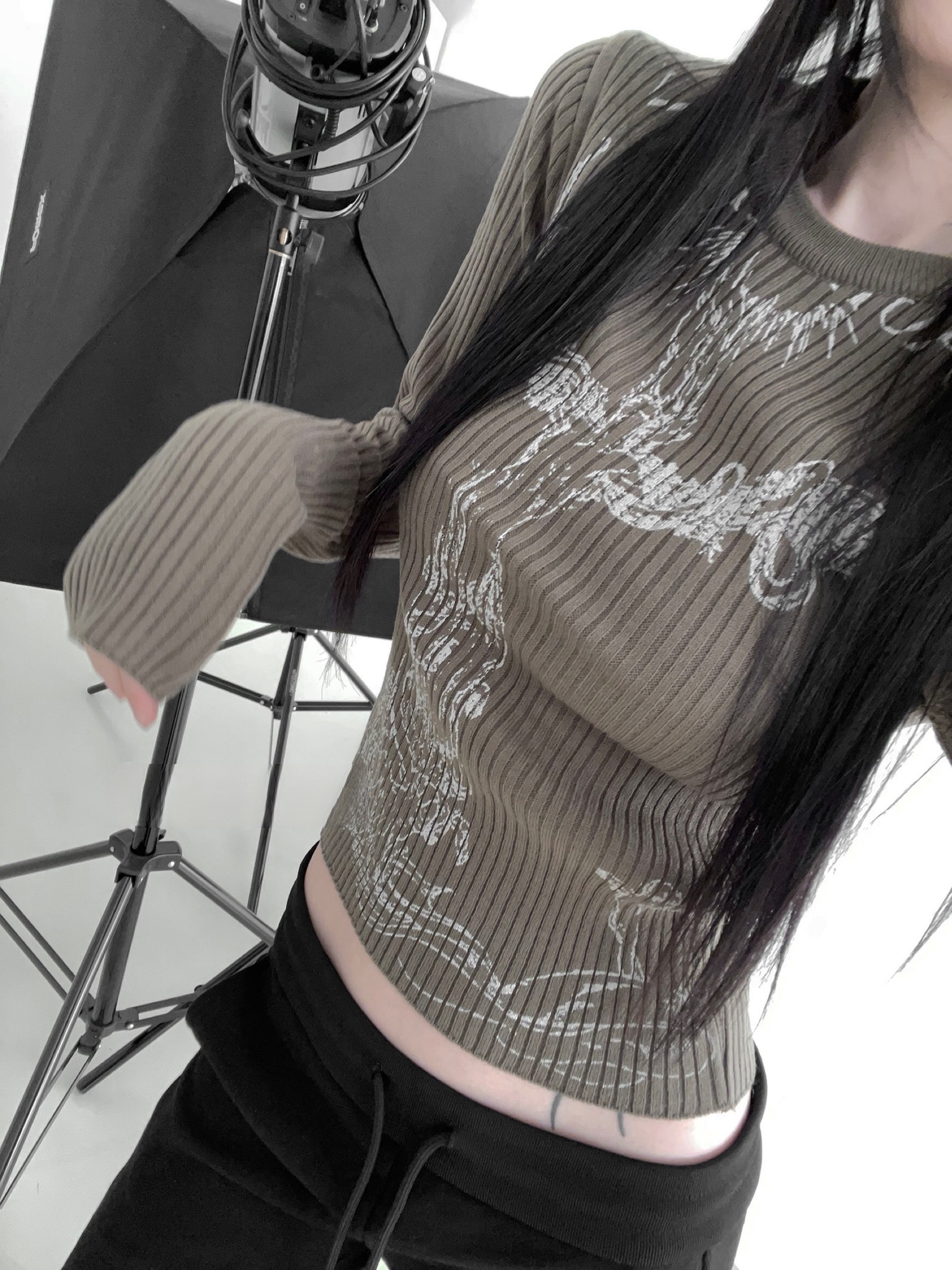 Korean Style Slim Fit Printed Knit Long Sleeve T-Shirt with Unique Street Pattern and Round Neck Korean Style Slim Fit Printed Knit Long Sleeve T-Shirt with Unique Street Pattern and Round Neck