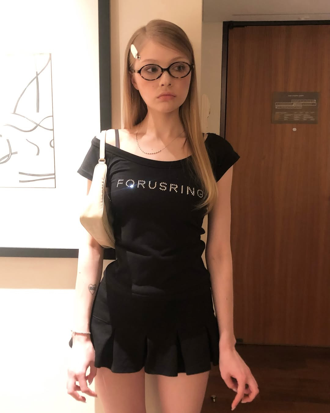 Korean Style Slim-Fit Short Sleeve T-Shirt with Rhinestone Letter Design and Big Round Neck for Spring/Summer 2025 Korean Style Slim-Fit Short Sleeve T-Shirt with Rhinestone Letter Design and Big Round Neck for Spring/Summer 2025