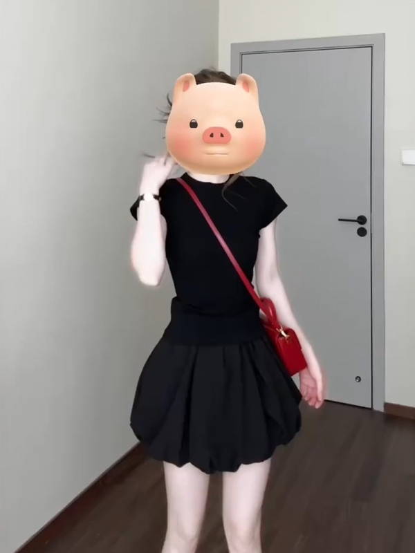 Korean-Style Summer Two-Piece Set for Women - Black Short-Sleeve T-Shirt & Puff Flower Bud Skirt - Age-Reducing Fashion Korean-Style Summer Two-Piece Set for Women - Black Short-Sleeve T-Shirt & Puff Flower Bud Skirt - Age-Reducing Fashion