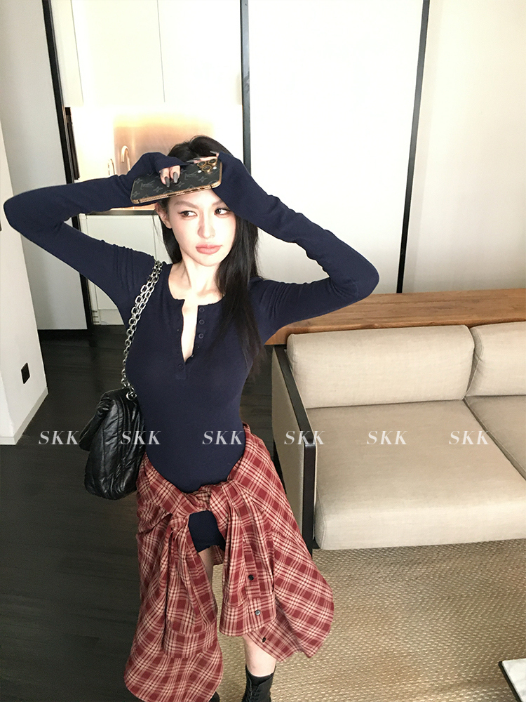 Korean Style V-Neck Knitted Body Top - Pure Desire Design with Hot Girl Shorts Set for Women - Chic Summer Fashion Korean Style V-Neck Knitted Body Top - Pure Desire Design with Hot Girl Shorts Set for Women - Chic Summer Fashion