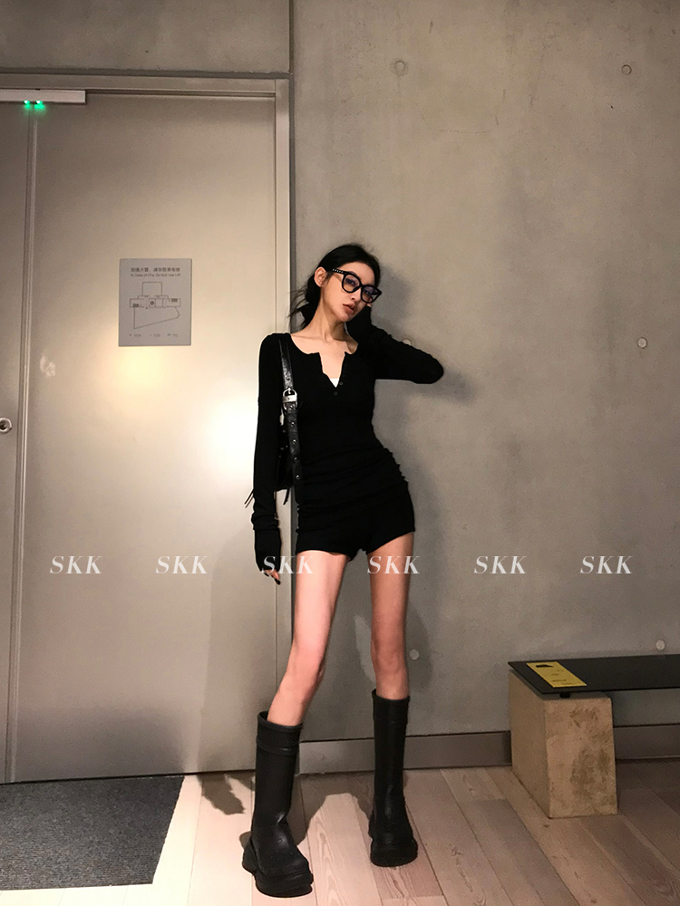 Korean Style V-Neck Knitted Body Top - Pure Desire Design with Hot Girl Shorts Set for Women - Chic Summer Fashion Korean Style V-Neck Knitted Body Top - Pure Desire Design with Hot Girl Shorts Set for Women - Chic Summer Fashion