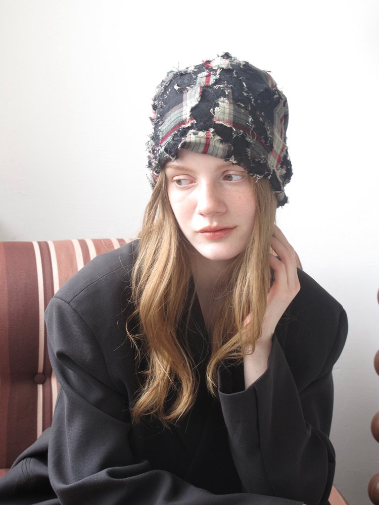 Korean-Style Vintage Distressed Bucket Hat with Holes - Retro Everyday Fashion for a Smaller Face - Cool Lazy Style Accessory