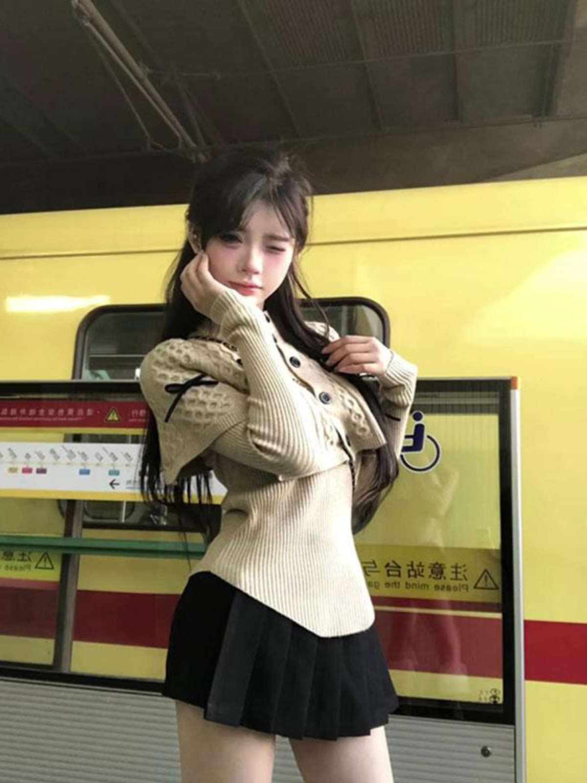 Korean Style Vintage High-End Long Sleeve Knitted Sweater for Women, Elegant Slim Fit Unique Top for Autumn/Winter 2025 Korean Style Vintage High-End Long Sleeve Knitted Sweater for Women, Elegant Slim Fit Unique Top for Autumn/Winter 2025