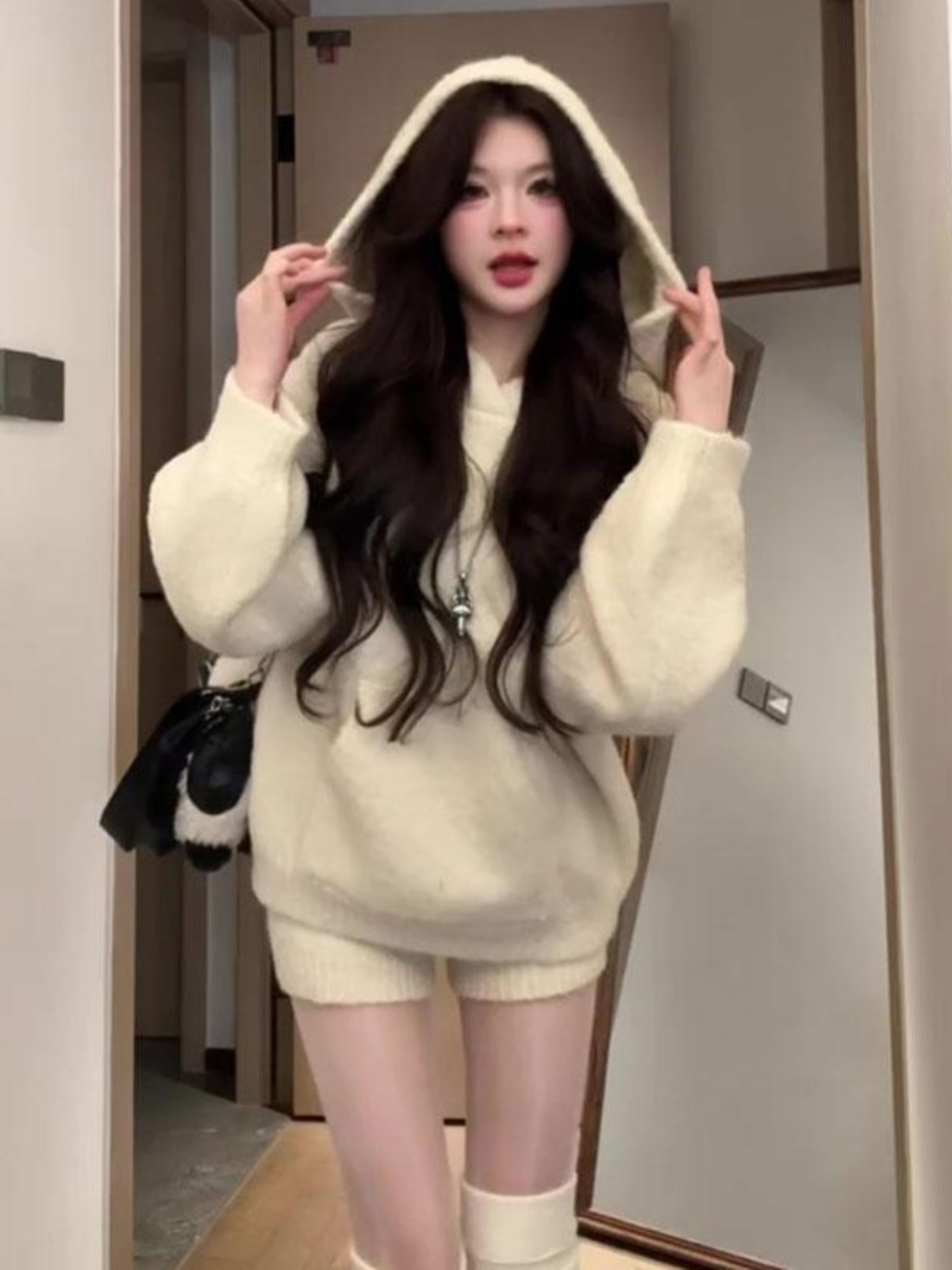 Korean-Style Winter Two-Piece Set: Casual Hooded Top & High-Waisted Slimming Shorts for Women Korean-Style Winter Two-Piece Set: Casual Hooded Top & High-Waisted Slimming Shorts for Women