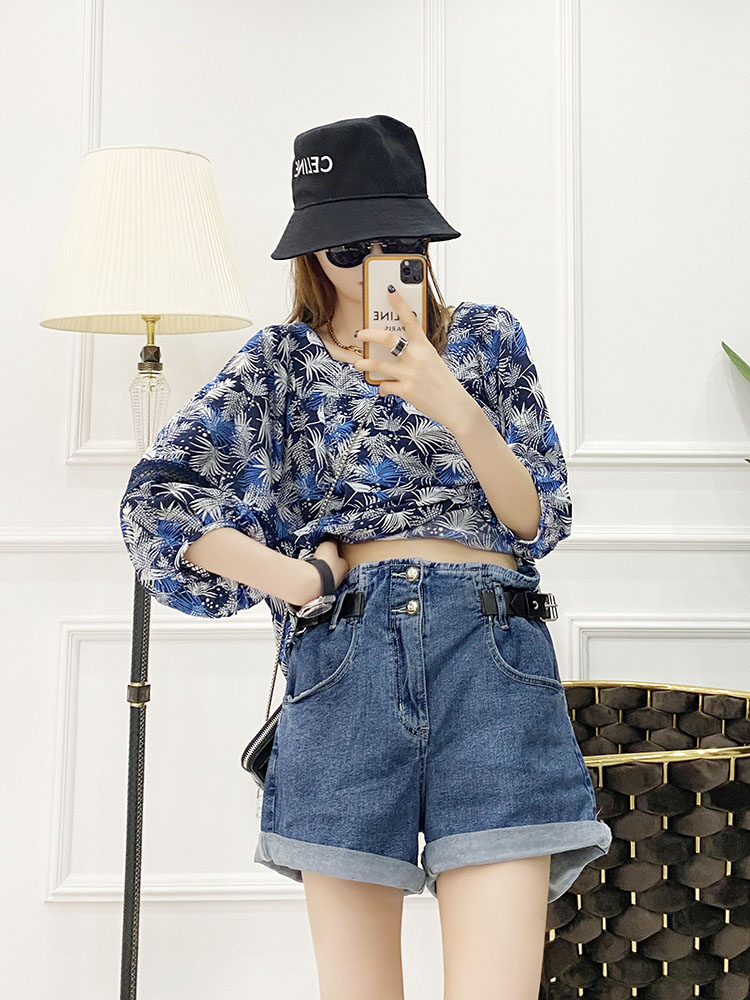 Korean Style Women's Casual Denim Shorts with Buckle Decoration, Lengthening Cuffed Design, Solid Color, Summer Essential Korean Style Women's Casual Denim Shorts with Buckle Decoration, Lengthening Cuffed Design, Solid Color, Summer Essential