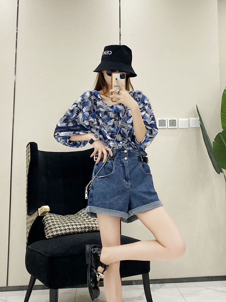 Korean Style Women's Casual Denim Shorts with Buckle Decoration, Lengthening Cuffed Design, Solid Color, Summer Essential Korean Style Women's Casual Denim Shorts with Buckle Decoration, Lengthening Cuffed Design, Solid Color, Summer Essential