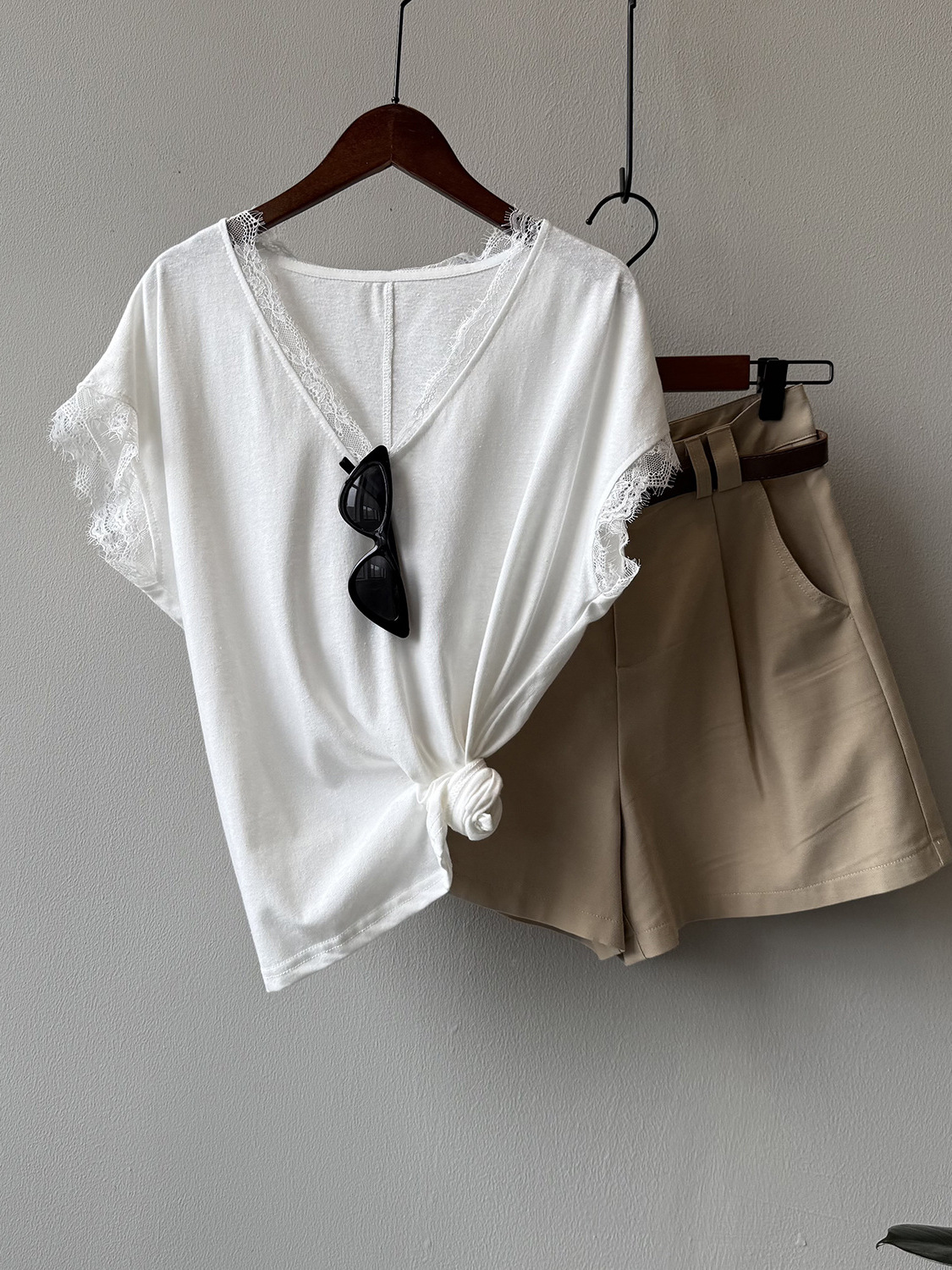 Lace Trim V-Neck Short Sleeve T-Shirt for Women, French Style Loose Top with Wide Shoulders, 2025 Summer Fashion Lace Trim V-Neck Short Sleeve T-Shirt for Women, French Style Loose Top with Wide Shoulders, 2025 Summer Fashion