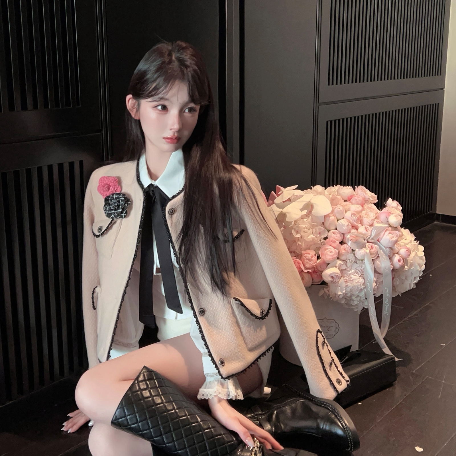 Lace-Trimmed Floral Design Short Woolen Coat for Women - Winter Down Inner Lining, Chic 90s Style Outerwear