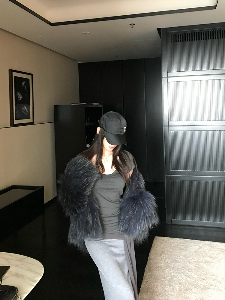 Layered Galaxy Raccoon Fur Double-Sided Woven Short Slim Coat for Women - High-End Fashion Outerwear Layered Galaxy Raccoon Fur Double-Sided Woven Short Slim Coat for Women - High-End Fashion Outerwear