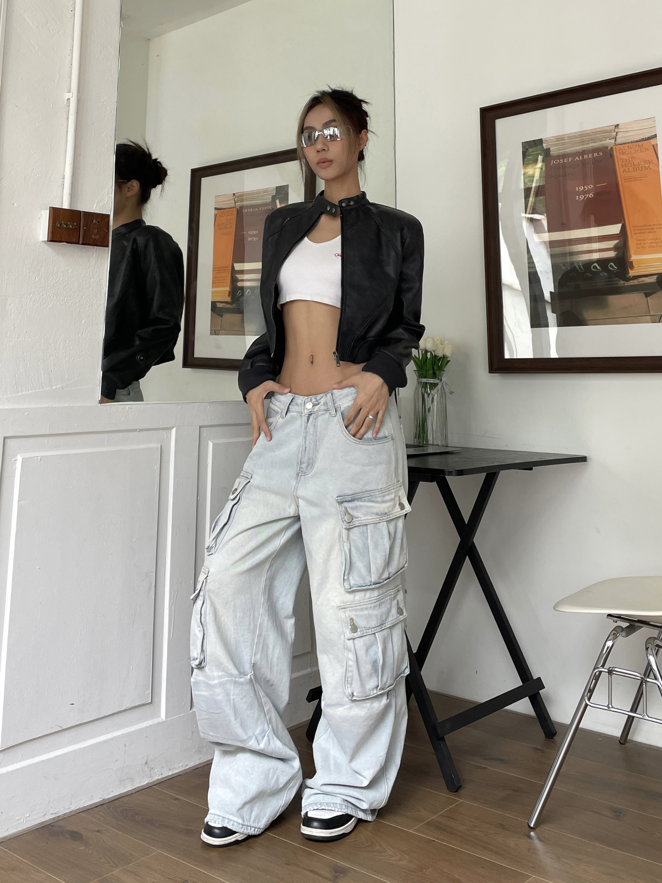 Light-Colored Wide-Leg Denim Workwear Pants with Multi-Pockets for Summer Street Style, Heavy-Duty American Vibe Light-Colored Wide-Leg Denim Workwear Pants with Multi-Pockets for Summer Street Style, Heavy-Duty American Vibe