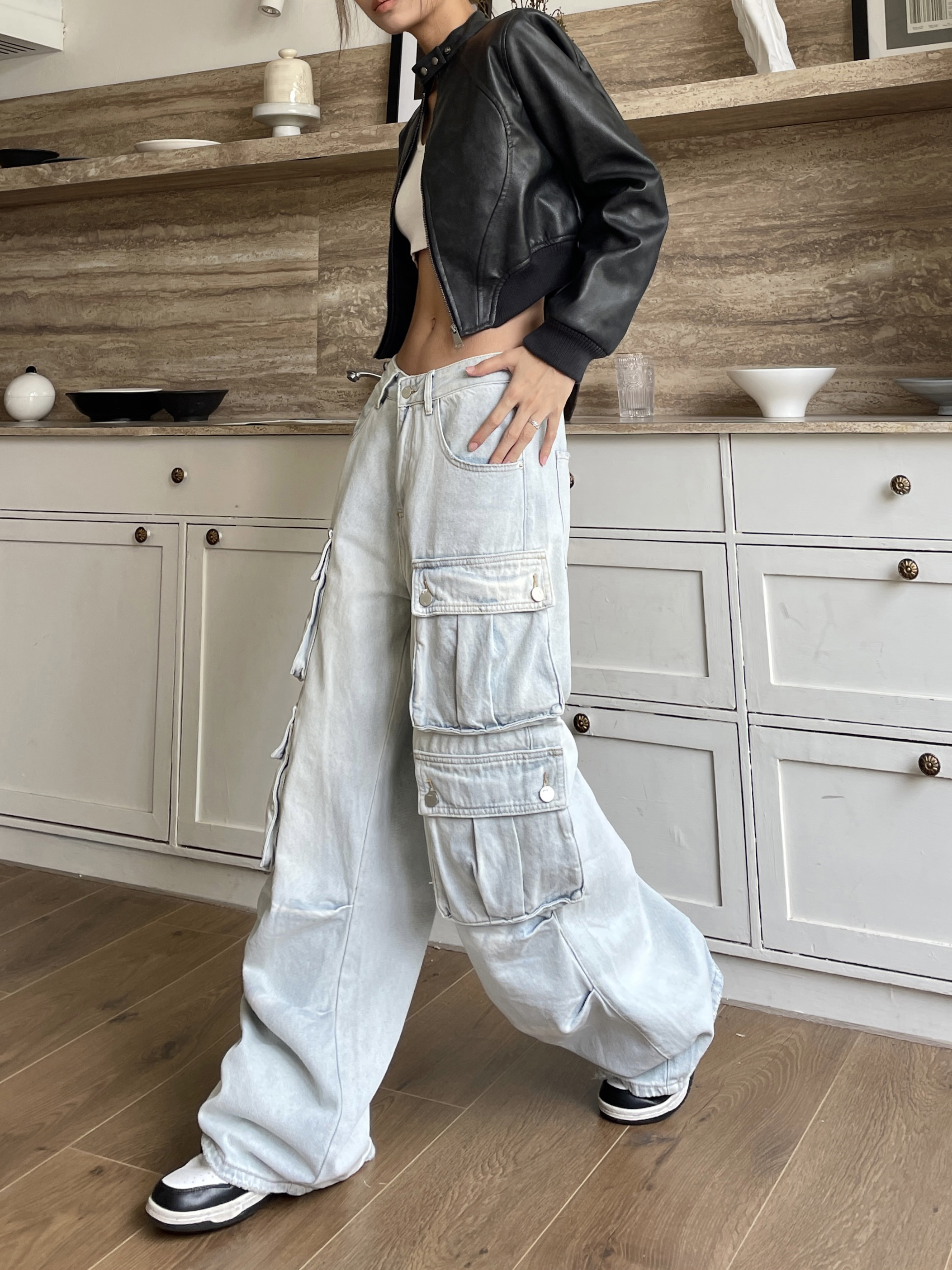 Light-Colored Wide-Leg Denim Workwear Pants with Multi-Pockets for Summer Street Style, Heavy-Duty American Vibe Light-Colored Wide-Leg Denim Workwear Pants with Multi-Pockets for Summer Street Style, Heavy-Duty American Vibe