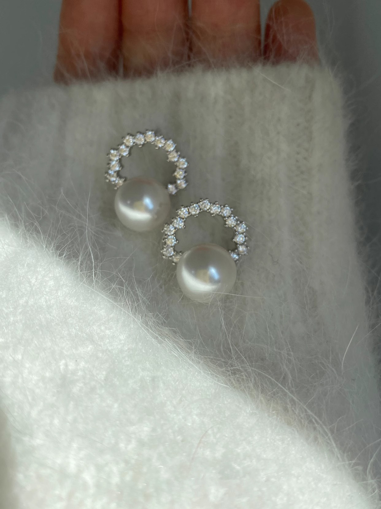 Light Luxury Full S925 Silver Earrings with Austrian Pearl and Diamond Inlay for Women - Elegant Jewelry Accessory Light Luxury Full S925 Silver Earrings with Austrian Pearl and Diamond Inlay for Women - Elegant Jewelry Accessory