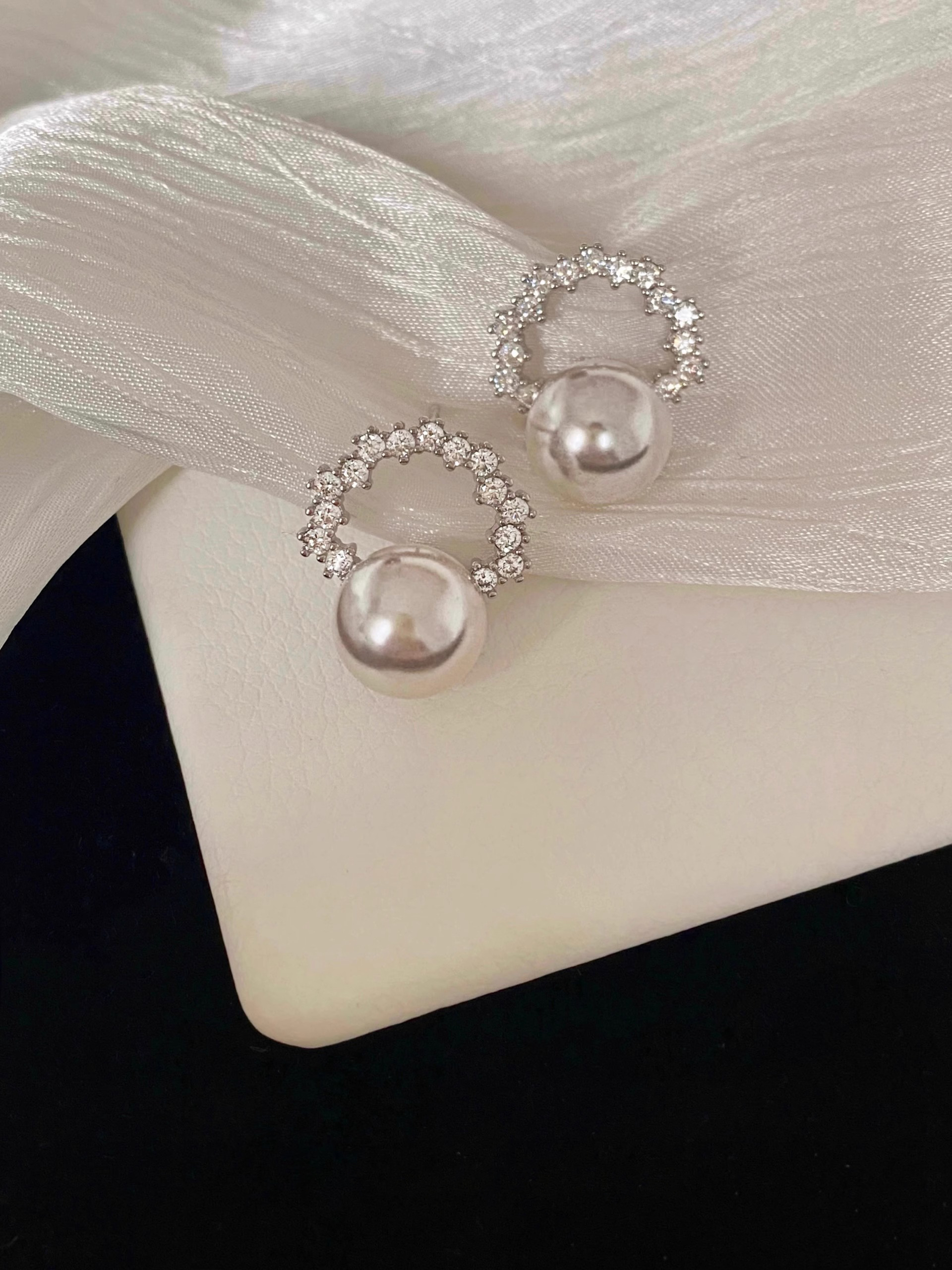 Light Luxury Full S925 Silver Earrings with Austrian Pearl and Diamond Inlay for Women - Elegant Jewelry Accessory Light Luxury Full S925 Silver Earrings with Austrian Pearl and Diamond Inlay for Women - Elegant Jewelry Accessory
