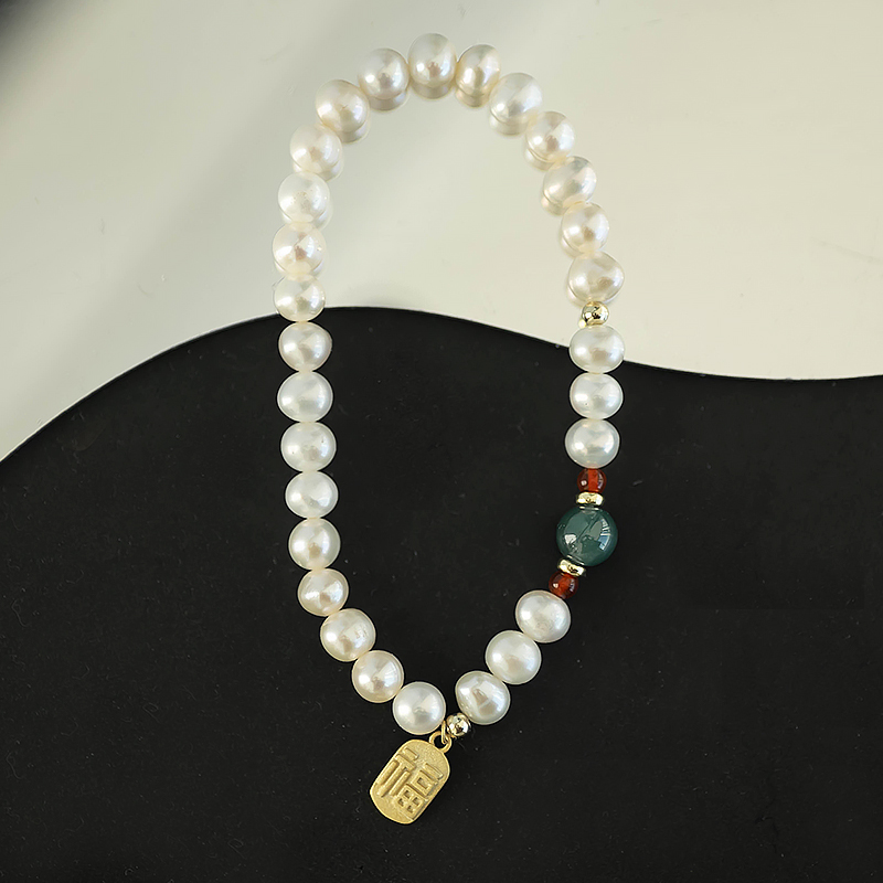 Light Luxury Gold-Plated Freshwater Pearl Bracelet with Agate Pendant - Unique Gift for Friends, Elegant Fashion Accessory