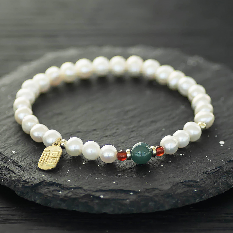 Light Luxury Gold-Plated Freshwater Pearl Bracelet with Agate Pendant - Unique Gift for Friends, Elegant Fashion Accessory