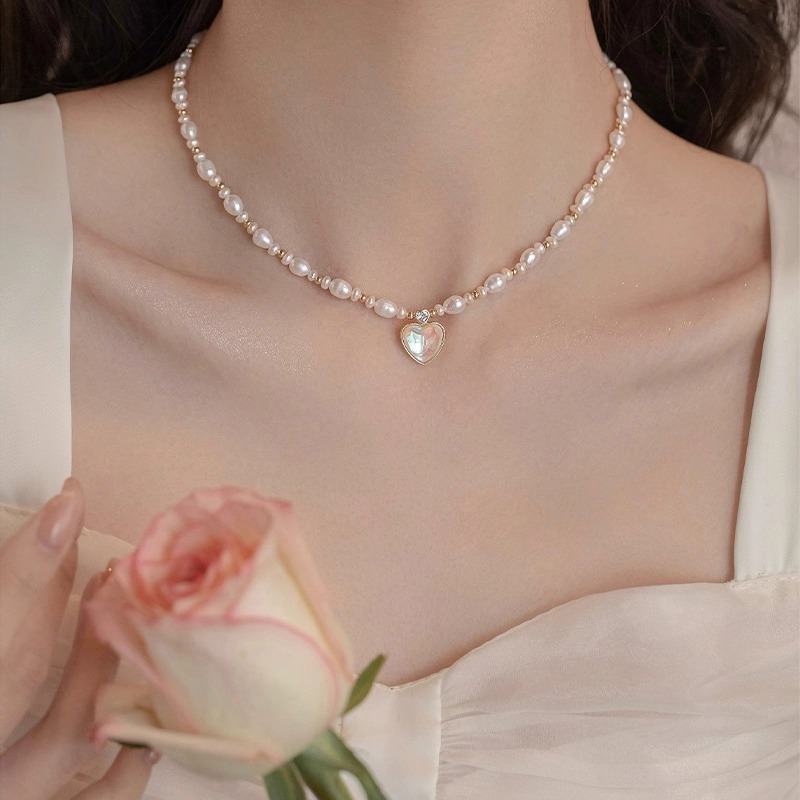 Light Luxury Heart Clavicle Chain Necklace for Women - High-End Parisian Style Fashion Jewelry