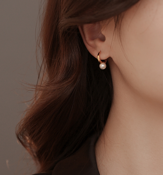 Light Luxury Pearl Design Earrings for Women - Elegant Ear Clips and Studs in Timeless Style Light Luxury Pearl Design Earrings for Women - Elegant Ear Clips and Studs in Timeless Style