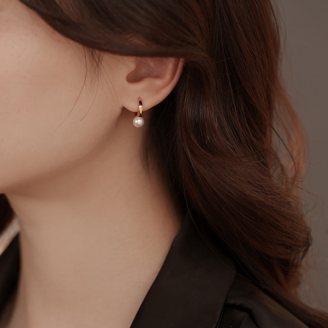 Light Luxury Pearl Design Earrings for Women - Elegant Ear Clips and Studs in Timeless Style Light Luxury Pearl Design Earrings for Women - Elegant Ear Clips and Studs in Timeless Style