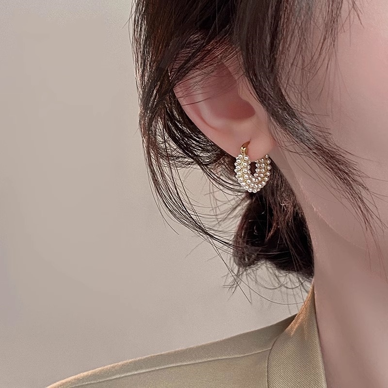 Light Luxury Pearl Earrings for Women - Elegant Design, Chic Ear Accessories for Fashion Lovers