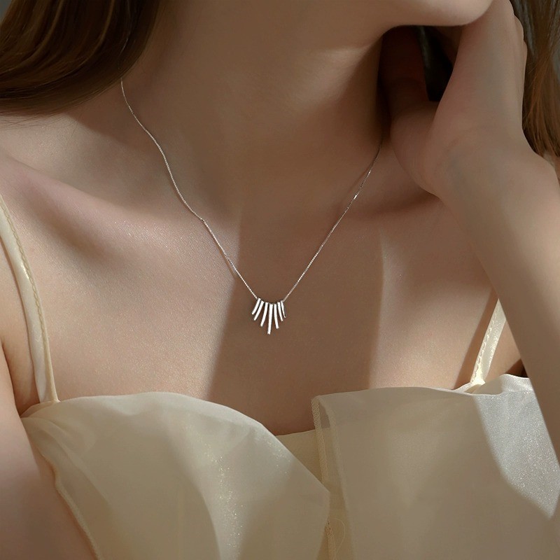 Light Luxury Pendant Clavicle Chain Jewelry - High-Quality Fashion Accessory for Chic Temperament Light Luxury Pendant Clavicle Chain Jewelry - High-Quality Fashion Accessory for Chic Temperament