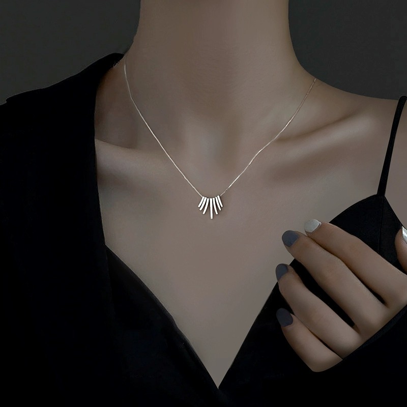 Light Luxury Pendant Clavicle Chain Jewelry - High-Quality Fashion Accessory for Chic Temperament Light Luxury Pendant Clavicle Chain Jewelry - High-Quality Fashion Accessory for Chic Temperament
