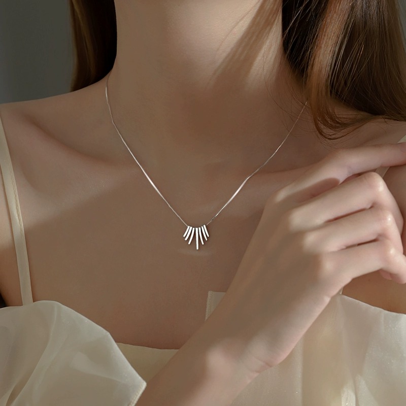 Light Luxury Pendant Clavicle Chain Jewelry - High-Quality Fashion Accessory for Chic Temperament Light Luxury Pendant Clavicle Chain Jewelry - High-Quality Fashion Accessory for Chic Temperament