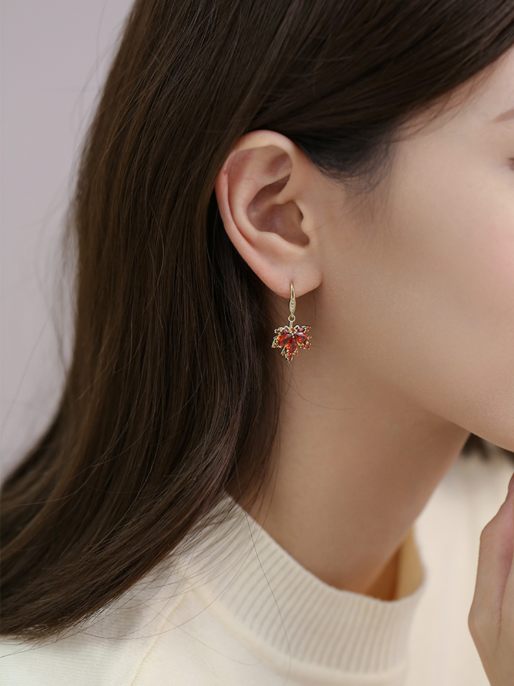 Light Luxury Red Maple Leaf Earrings for Women - High-End Autumn Winter Fashion Accessories, Trending Niche Design Light Luxury Red Maple Leaf Earrings for Women - High-End Autumn Winter Fashion Accessories, Trending Niche Design