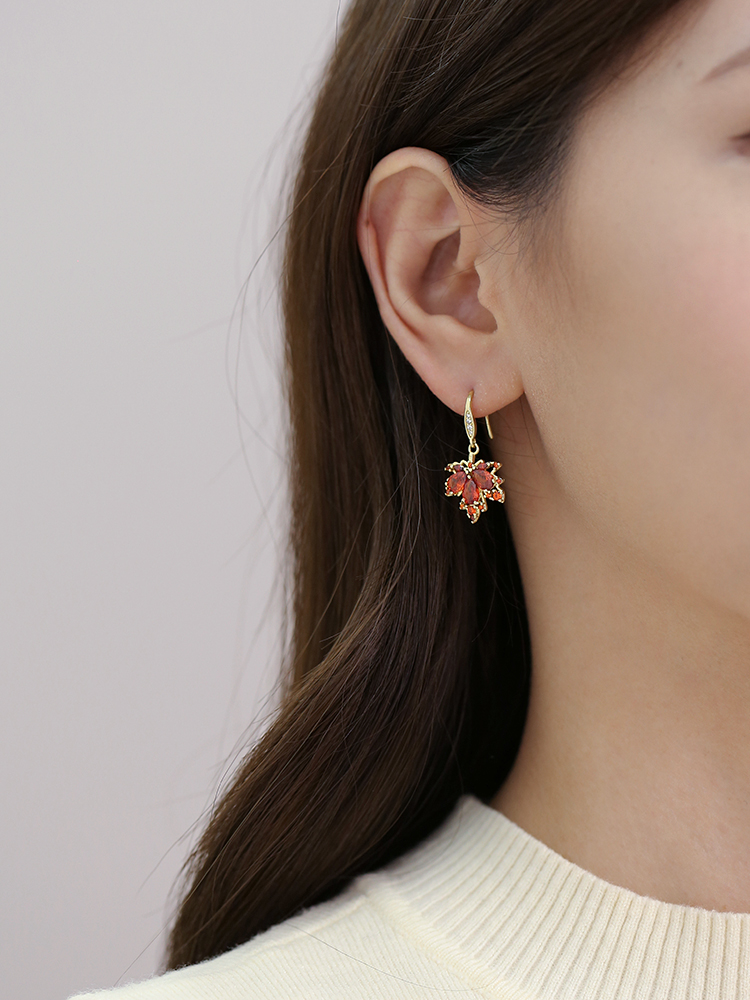 Light Luxury Red Maple Leaf Earrings for Women - High-End Autumn Winter Fashion Accessories, Trending Niche Design
