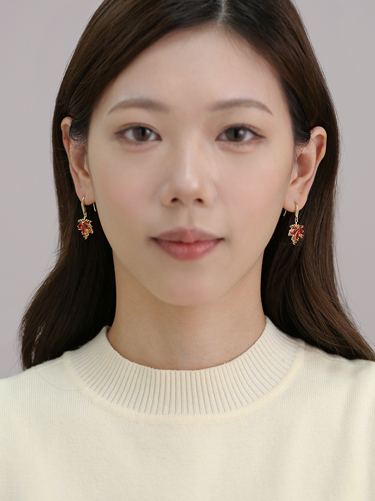 Light Luxury Red Maple Leaf Earrings for Women - High-End Autumn Winter Fashion Accessories, Trending Niche Design Light Luxury Red Maple Leaf Earrings for Women - High-End Autumn Winter Fashion Accessories, Trending Niche Design