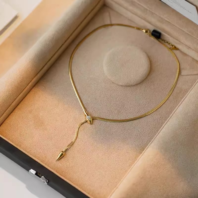 Light Luxury Snake Bone Necklace for Women - Niche Clavicle Chain, Stylish Sweater Chain, Elegant Fashion Accessory Light Luxury Snake Bone Necklace for Women - Niche Clavicle Chain, Stylish Sweater Chain, Elegant Fashion Accessory