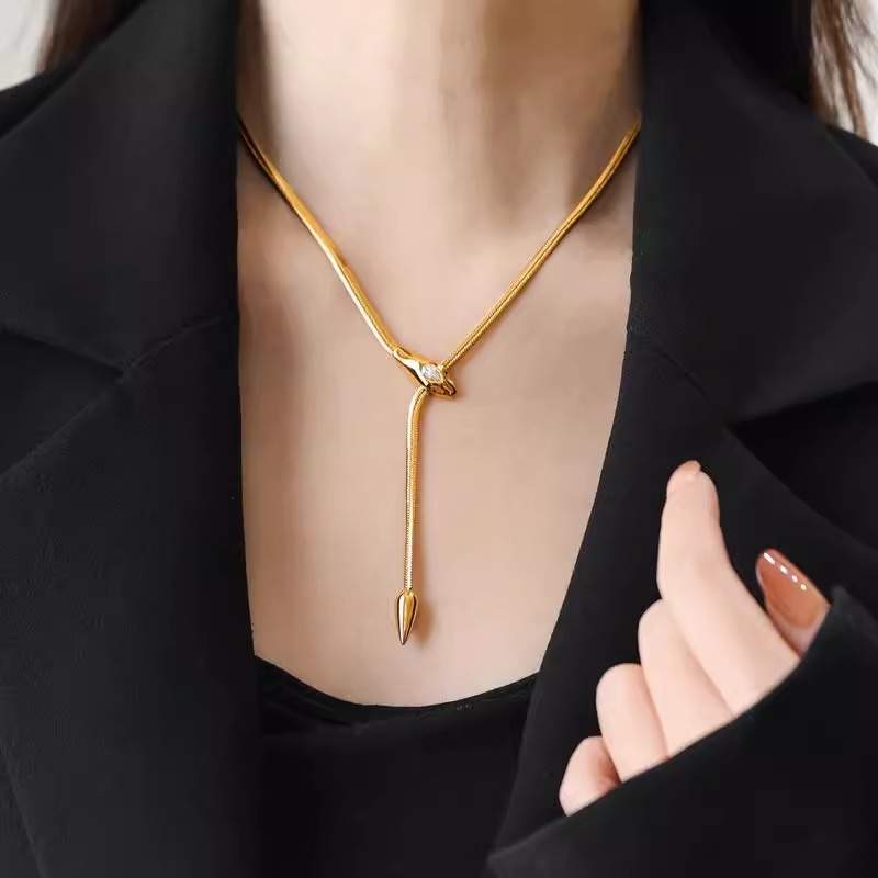 Light Luxury Snake Bone Necklace for Women - Niche Clavicle Chain, Stylish Sweater Chain, Elegant Fashion Accessory