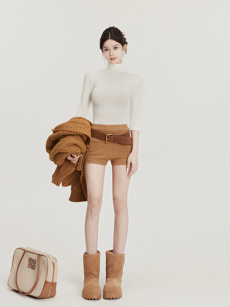 Low-Waist Knitted Women's Shorts - Casual Slimming Hot Pants for Autumn Winter - Versatile Fashion Essential