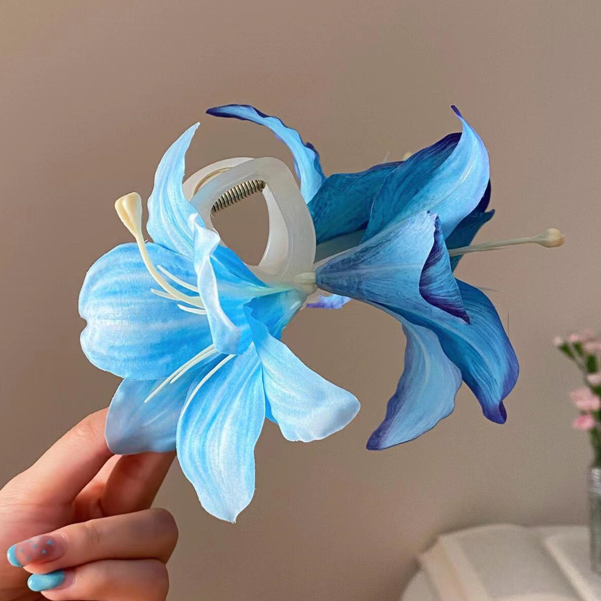 Luxe Lily Flower Hair Clip - Elegant Shark Clip for Sweet Temperament, Vacation Style, Perfect Photo-Taking Accessory