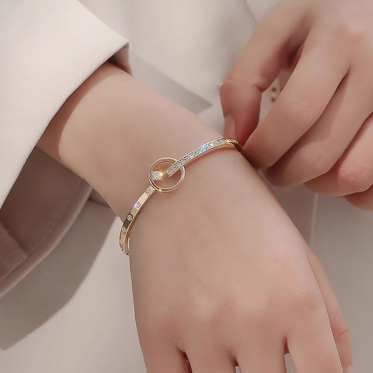 Luxurious Women's Crystal Bangle Bracelet - Exquisite Noble Design for Fashion-Forward Style