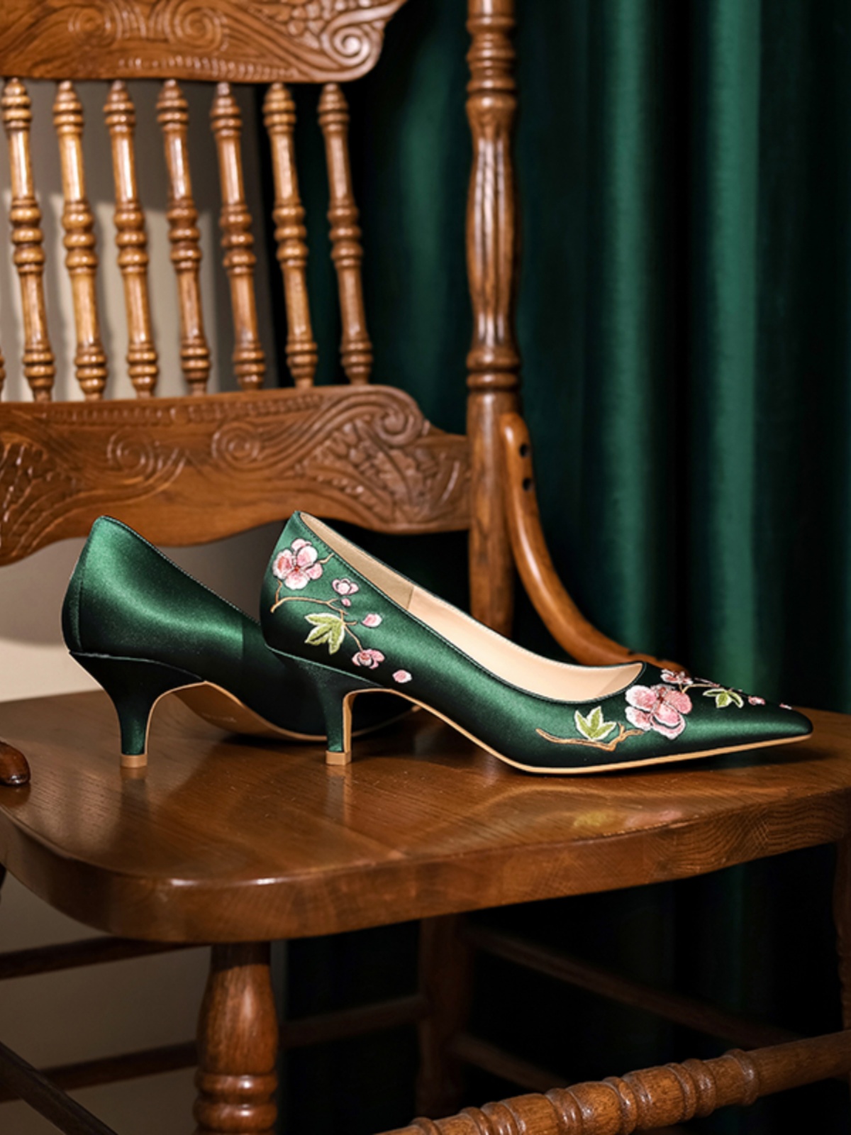 Luxury Green Chinese-Style Wedding Shoes, Embroidered Mid-Heel Qipao Shoes for Brides and Everyday Wear Luxury Green Chinese-Style Wedding Shoes, Embroidered Mid-Heel Qipao Shoes for Brides and Everyday Wear