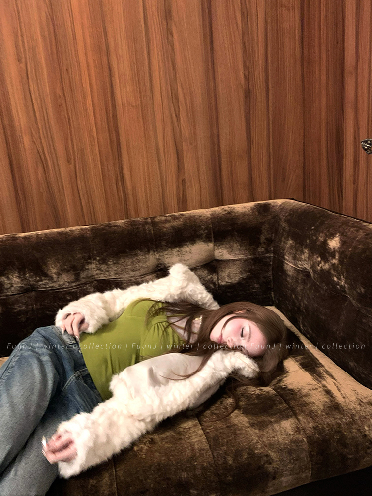 Luxury Little Girls' Faux Fur Short Coat - High-Quality Cotton-Padded Plush Winter Outerwear for Stylish Kids Luxury Little Girls' Faux Fur Short Coat - High-Quality Cotton-Padded Plush Winter Outerwear for Stylish Kids