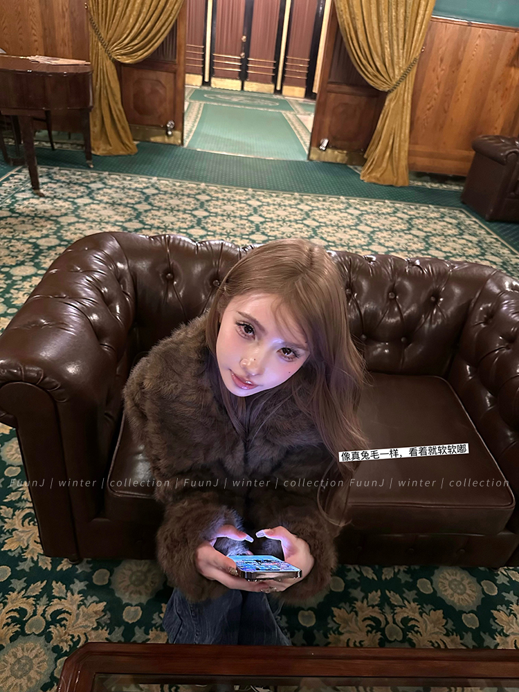 Luxury Little Girls' Faux Fur Short Coat - High-Quality Cotton-Padded Plush Winter Outerwear for Stylish Kids Luxury Little Girls' Faux Fur Short Coat - High-Quality Cotton-Padded Plush Winter Outerwear for Stylish Kids