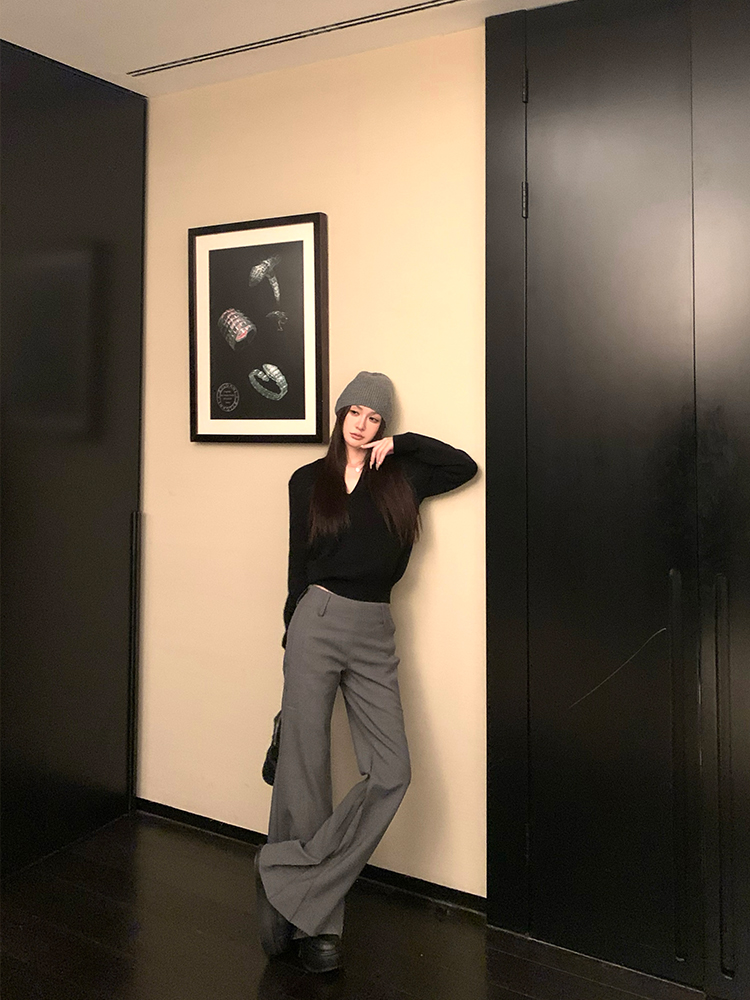 Memory Color V-neck Sweater for Women - Winter Pullover, Long Sleeve, Thick Knitted Top, Cozy High-End Style Memory Color V-neck Sweater for Women - Winter Pullover, Long Sleeve, Thick Knitted Top, Cozy High-End Style