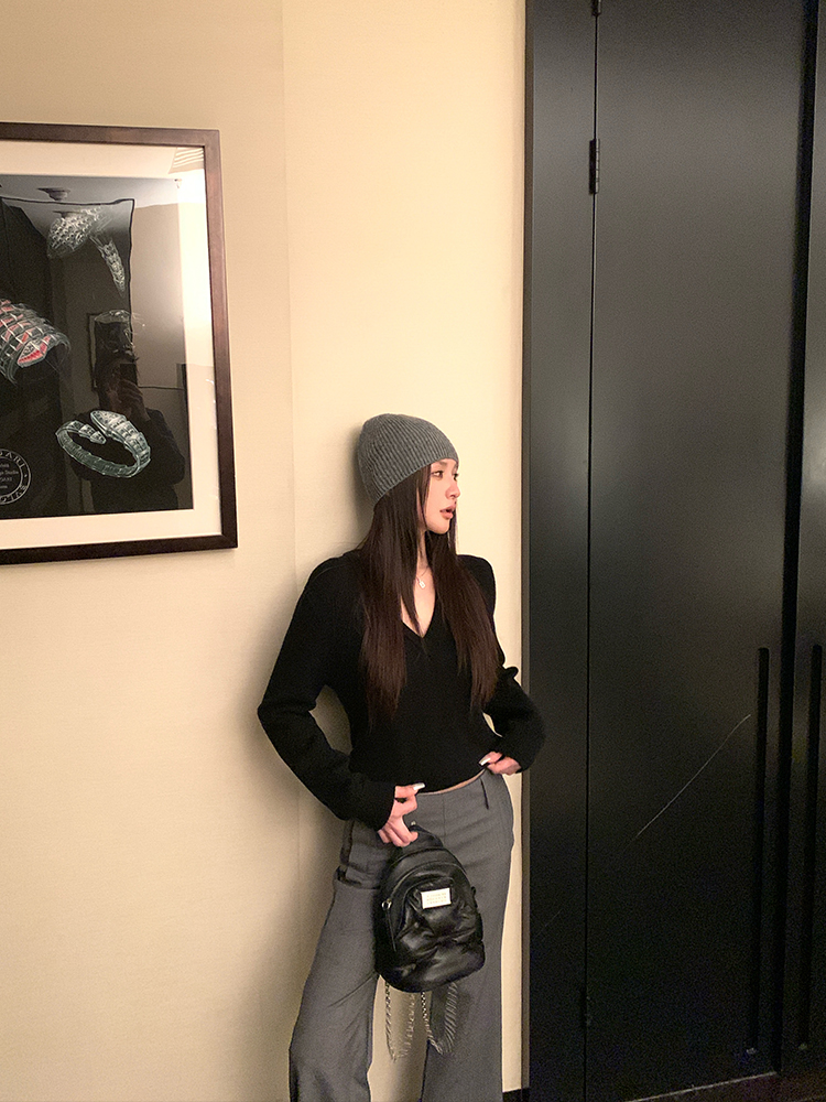 Memory Color V-neck Sweater for Women - Winter Pullover, Long Sleeve, Thick Knitted Top, Cozy High-End Style Memory Color V-neck Sweater for Women - Winter Pullover, Long Sleeve, Thick Knitted Top, Cozy High-End Style