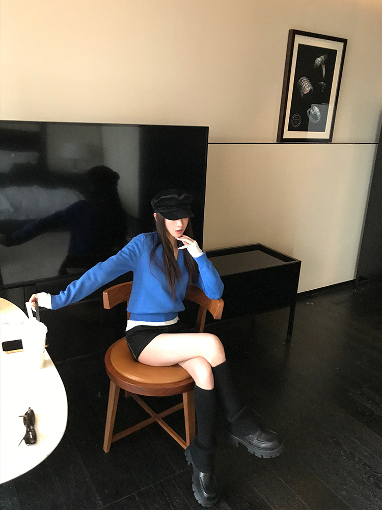 Memory Color V-neck Sweater for Women - Winter Pullover, Long Sleeve, Thick Knitted Top, Cozy High-End Style Memory Color V-neck Sweater for Women - Winter Pullover, Long Sleeve, Thick Knitted Top, Cozy High-End Style